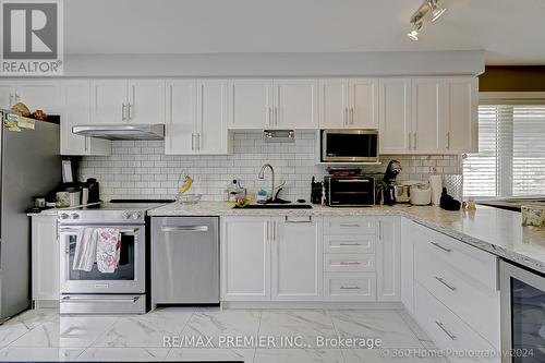 50 Sunny Glen Crescent, Brampton (Northwest Sandalwood Parkway), ON - Indoor Photo Showing Kitchen With Upgraded Kitchen