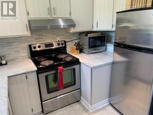 31 Alexandria Crescent, Brampton, ON - Indoor Photo Showing Kitchen With Upgraded Kitchen