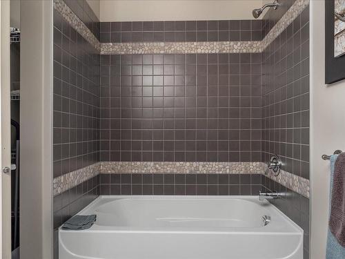 304-6310 Mcrobb Ave, Nanaimo, BC - Indoor Photo Showing Bathroom