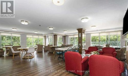 312 - 121 Woodbridge Avenue, Vaughan, ON - Indoor Photo Showing Living Room