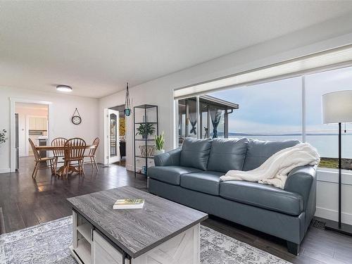 5545 Island Hwy, Qualicum Beach, BC 