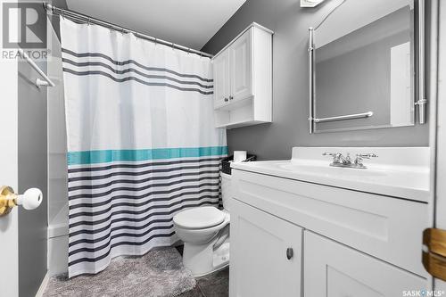 15 Stewart Avenue, Regina, SK - Indoor Photo Showing Bathroom