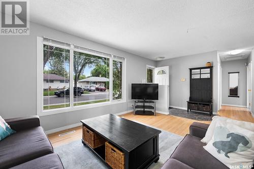 15 Stewart Avenue, Regina, SK - Indoor Photo Showing Living Room