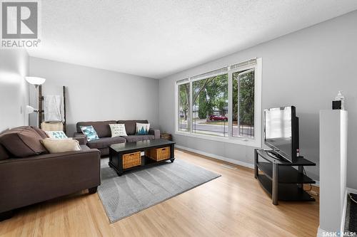 15 Stewart Avenue, Regina, SK - Indoor Photo Showing Living Room