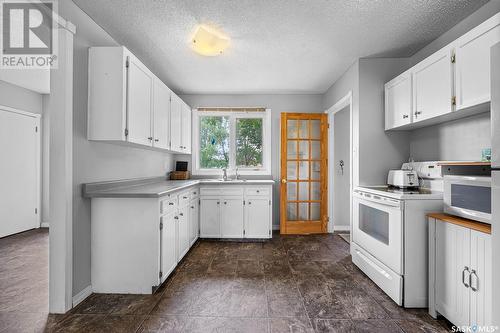 15 Stewart Avenue, Regina, SK - Indoor Photo Showing Kitchen