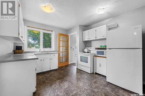 15 Stewart Avenue, Regina, SK - Indoor Photo Showing Kitchen