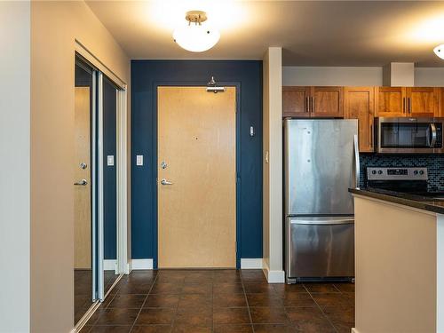 202-1629 Townsite Rd, Nanaimo, BC - Indoor Photo Showing Kitchen