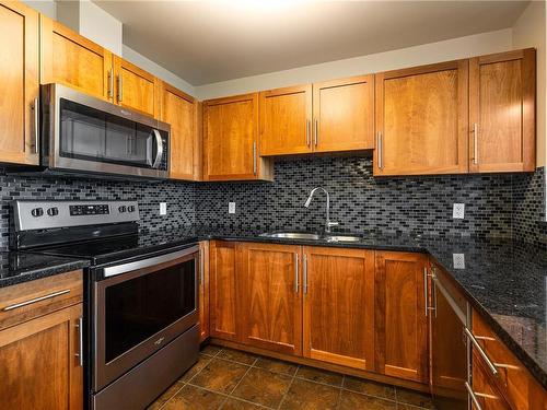 202-1629 Townsite Rd, Nanaimo, BC - Indoor Photo Showing Kitchen With Stainless Steel Kitchen