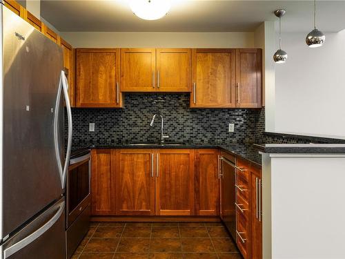 202-1629 Townsite Rd, Nanaimo, BC - Indoor Photo Showing Kitchen With Double Sink