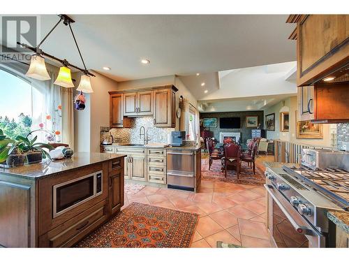 2376 Nahanni Court, Kelowna, BC - Indoor Photo Showing Kitchen