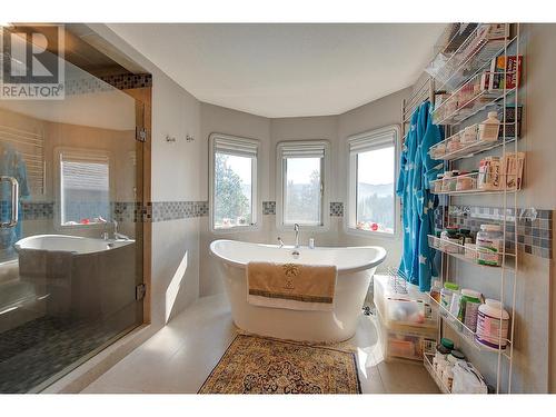 2376 Nahanni Court, Kelowna, BC - Indoor Photo Showing Bathroom