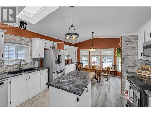 1850 Shannon Lake Road Unit# 81, West Kelowna, BC - Indoor Photo Showing Kitchen With Double Sink With Upgraded Kitchen