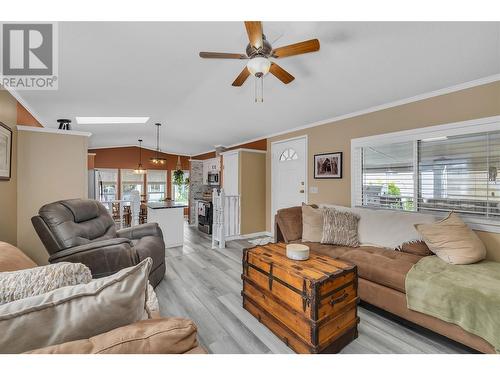 1850 Shannon Lake Road Unit# 81, West Kelowna, BC - Indoor Photo Showing Living Room