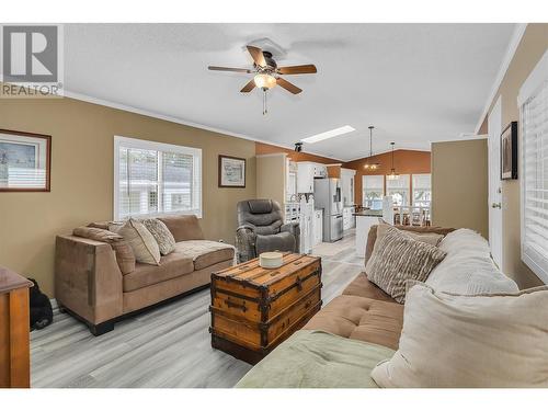 1850 Shannon Lake Road Unit# 81, West Kelowna, BC - Indoor Photo Showing Living Room