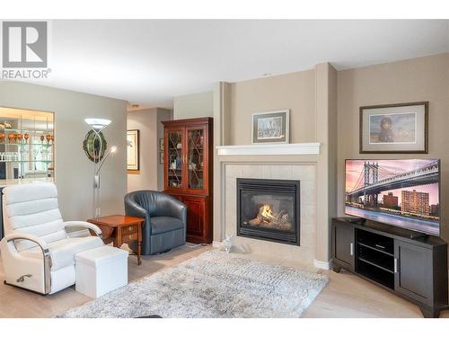 2365 Stillingfleet Road Unit# 79, Kelowna, BC - Indoor Photo Showing Living Room With Fireplace