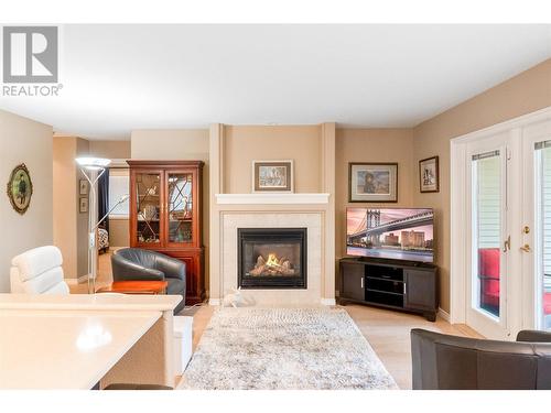 2365 Stillingfleet Road Unit# 79, Kelowna, BC - Indoor Photo Showing Living Room With Fireplace