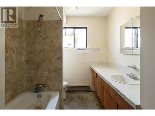 6390 Dixon Dam Road, Vernon, BC - Indoor Photo Showing Bathroom