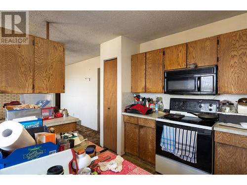 6390 Dixon Dam Road, Vernon, BC - Indoor Photo Showing Kitchen