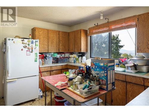 6390 Dixon Dam Road, Vernon, BC - Indoor Photo Showing Kitchen