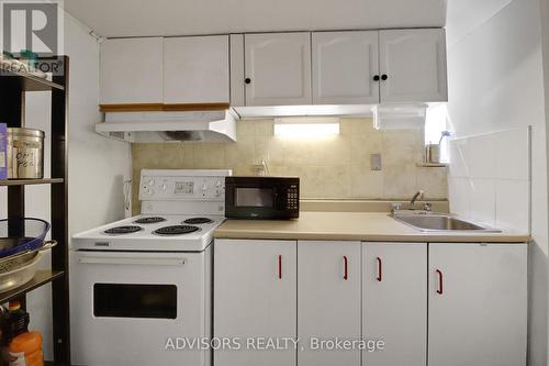 626 Hassall Road, Mississauga (Mississauga Valleys), ON - Indoor Photo Showing Kitchen