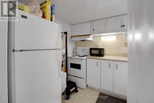 626 Hassall Road, Mississauga (Mississauga Valleys), ON - Indoor Photo Showing Kitchen