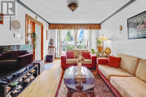 626 Hassall Road, Mississauga (Mississauga Valleys), ON - Indoor Photo Showing Living Room