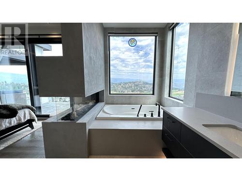 224 Diamond Way, Vernon, BC - Indoor Photo Showing Bathroom