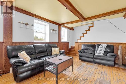 3123 County Road 2, Prince Edward County (Ameliasburgh), ON - Indoor Photo Showing Living Room