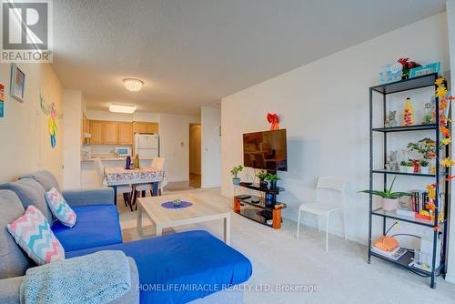 2705 - 750 Bay Street, Toronto, ON - Indoor Photo Showing Living Room