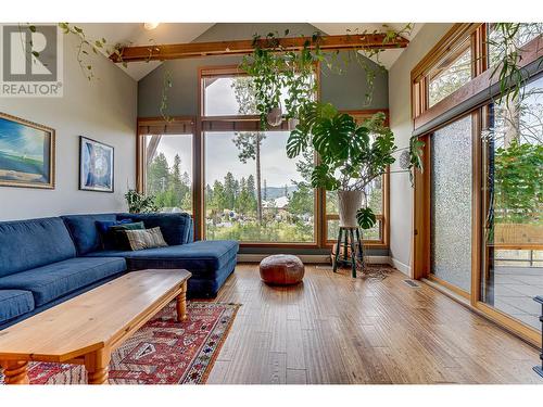 9845 Eastside Road Unit# 57, Vernon, BC - Indoor Photo Showing Living Room