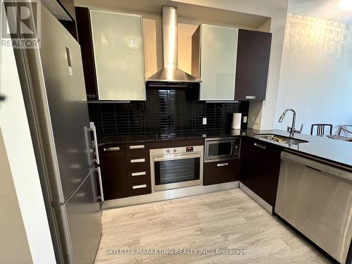 604 - 21 Balmuto Street, Toronto (Bay Street Corridor), ON - Indoor Photo Showing Kitchen With Upgraded Kitchen