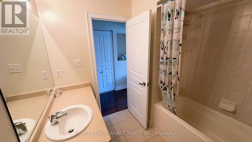 31 Routliffe Lane, Toronto (Newtonbrook West), ON - Indoor Photo Showing Bathroom