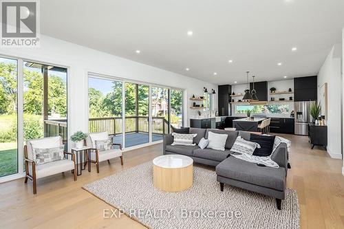 209 Merritt Court, North Middlesex (Parkhill), ON - Indoor Photo Showing Living Room