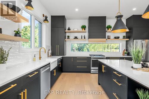 209 Merritt Court, North Middlesex (Parkhill), ON - Indoor Photo Showing Kitchen With Upgraded Kitchen