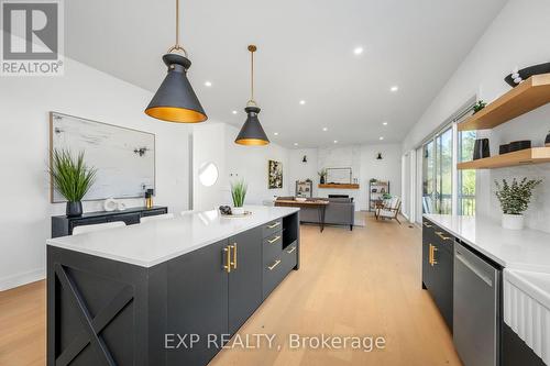 209 Merritt Court, North Middlesex (Parkhill), ON - Indoor Photo Showing Kitchen With Upgraded Kitchen