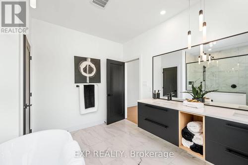 209 Merritt Court, North Middlesex (Parkhill), ON - Indoor Photo Showing Bathroom