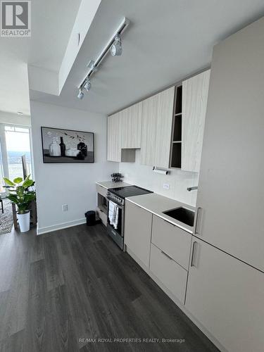 2704 - 3900 Confederation Parkway, Mississauga, ON - Indoor Photo Showing Kitchen