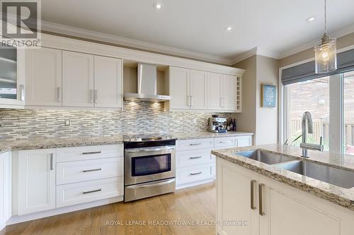 740 Rayner Court, Milton, ON - Indoor Photo Showing Kitchen With Double Sink With Upgraded Kitchen