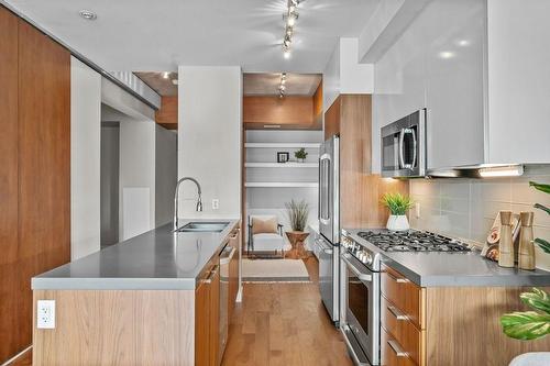 25 Stafford Street|Unit #703, Toronto, ON - Indoor Photo Showing Kitchen With Stainless Steel Kitchen With Double Sink With Upgraded Kitchen