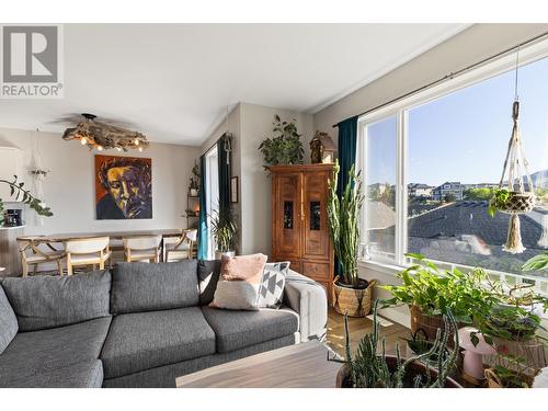 106-2045 Stagecoach Drive, Kamloops, BC - Indoor Photo Showing Living Room