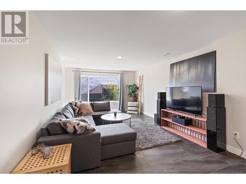 106-2045 Stagecoach Drive, Kamloops, BC - Indoor Photo Showing Living Room