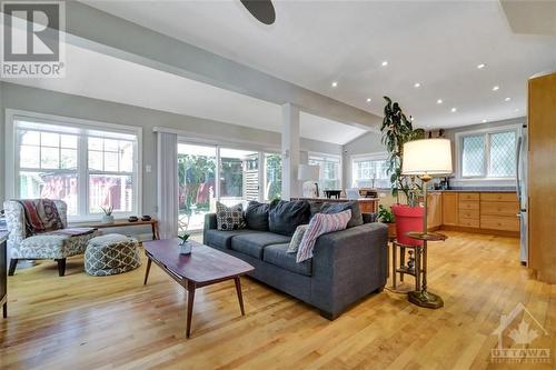 93 Boyce Avenue, Ottawa, ON - Indoor Photo Showing Living Room