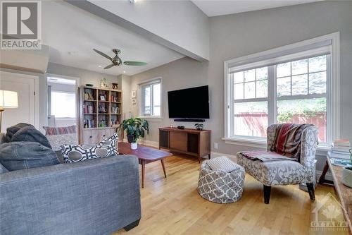 93 Boyce Avenue, Ottawa, ON - Indoor Photo Showing Living Room