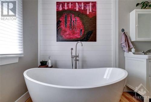 93 Boyce Avenue, Ottawa, ON - Indoor Photo Showing Bathroom