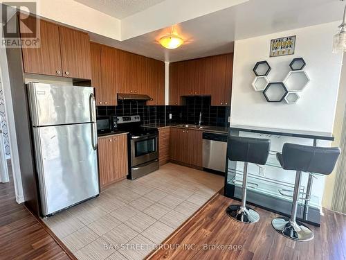 522 - 8323 Kennedy Road, Markham, ON - Indoor Photo Showing Kitchen With Stainless Steel Kitchen