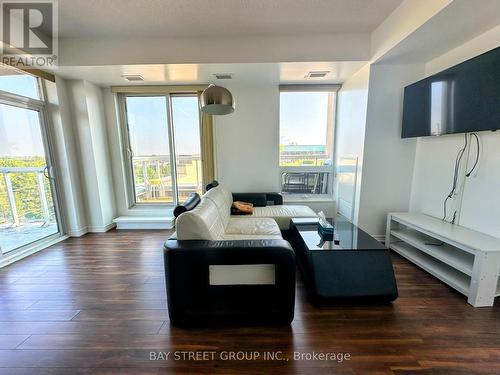 522 - 8323 Kennedy Road, Markham, ON - Indoor Photo Showing Living Room