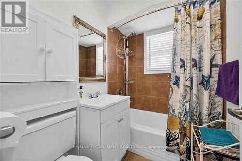 221 Gray Road, Hamilton, ON - Indoor Photo Showing Bathroom