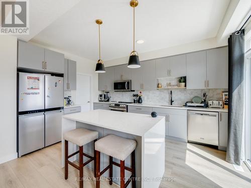 22 - 3380 Singleton Avenue, London, ON - Indoor Photo Showing Kitchen With Upgraded Kitchen