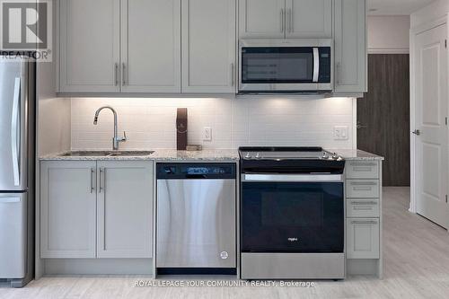 402 - 20 Gatineau Drive, Vaughan, ON - Indoor Photo Showing Kitchen With Double Sink With Upgraded Kitchen