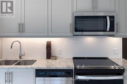 402 - 20 Gatineau Drive, Vaughan, ON - Indoor Photo Showing Kitchen With Double Sink With Upgraded Kitchen